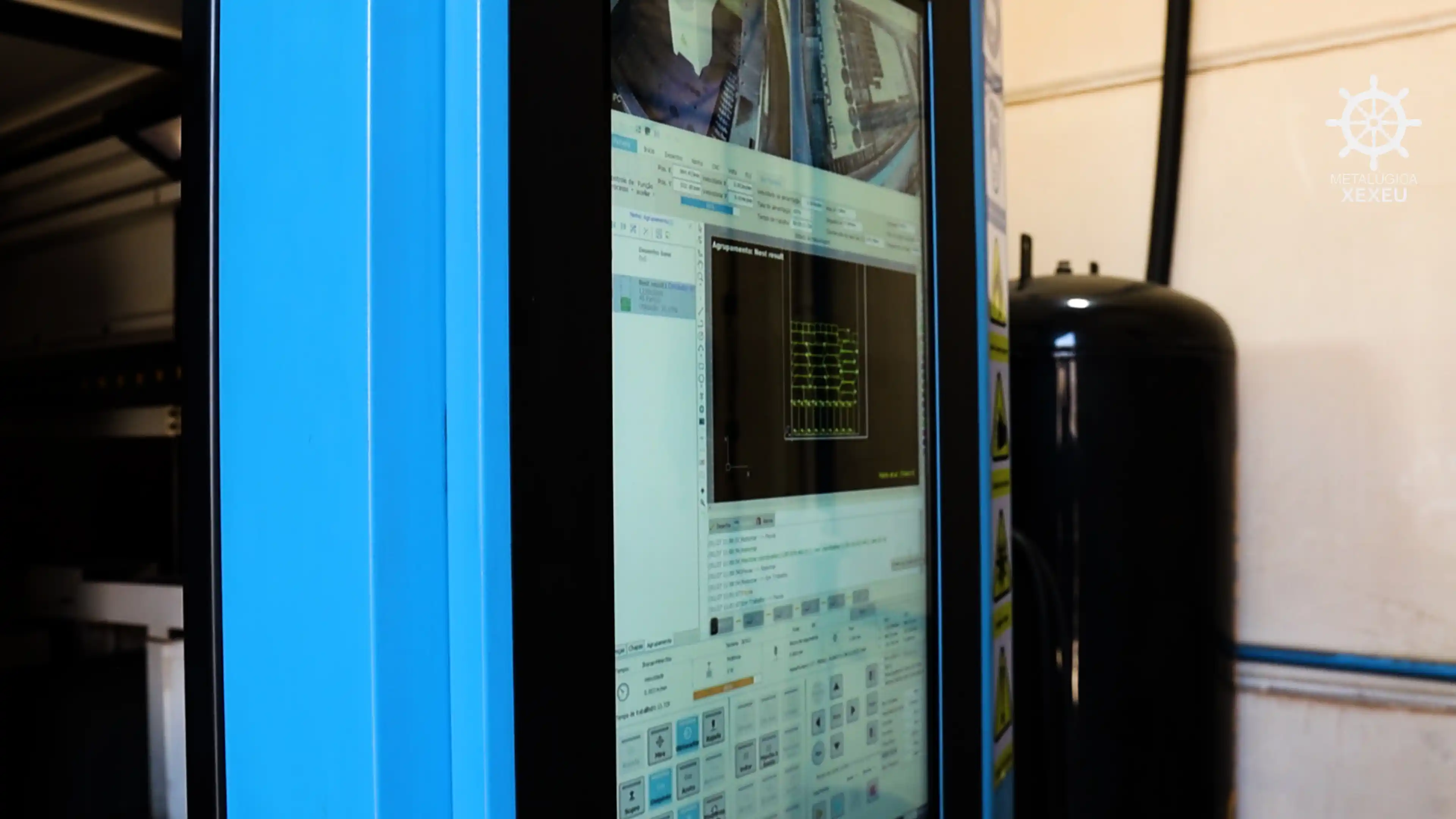 Painel de controle de máquina CNC de corte a laser com software de agrupamento na fábrica da Metalúrgica Xexéu